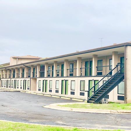 Super 8 By Wyndham-Tupelo Airport Motel Exterior photo
