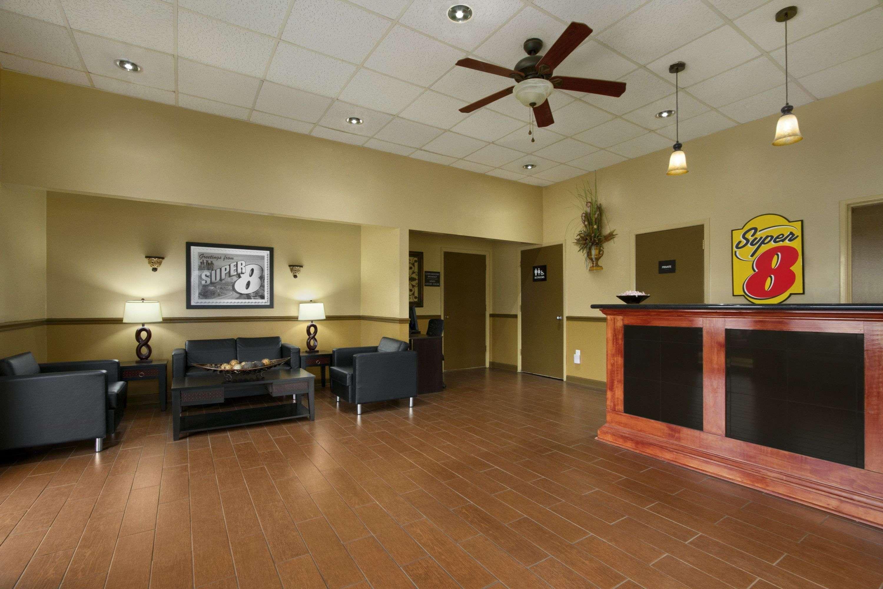 Super 8 By Wyndham-Tupelo Airport Motel Exterior photo