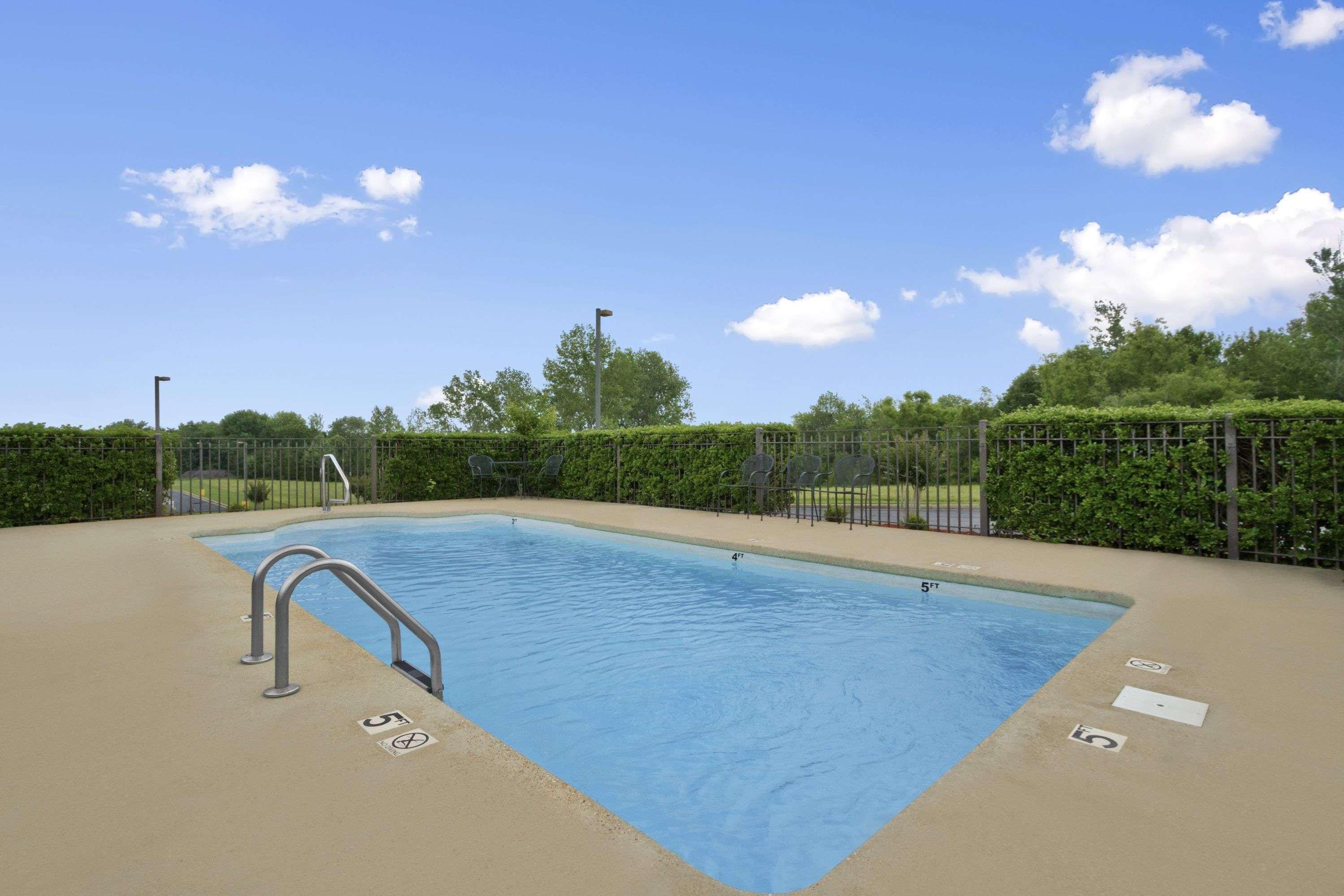 Super 8 By Wyndham-Tupelo Airport Motel Exterior photo