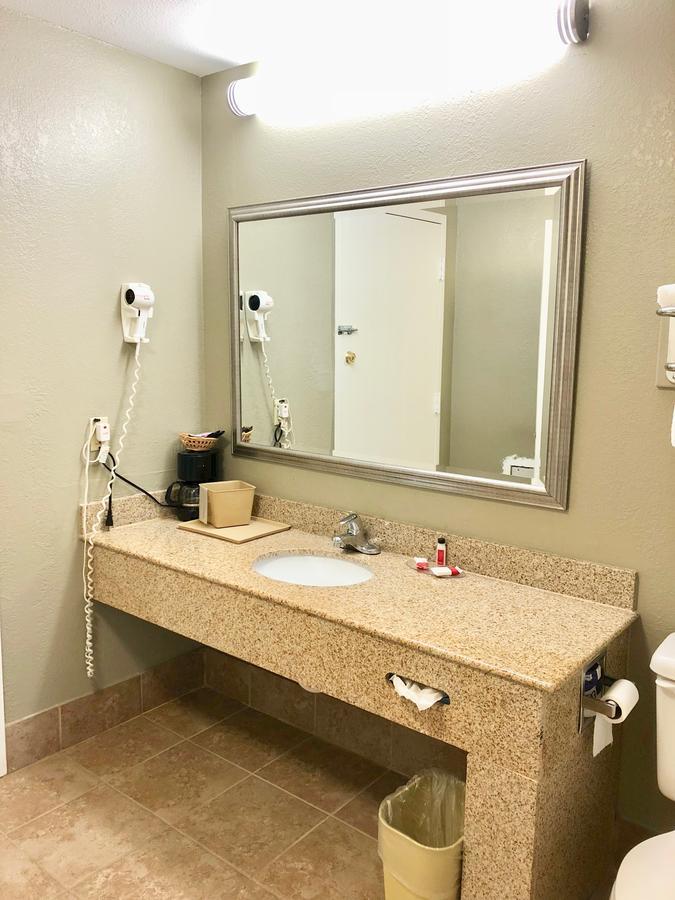 Super 8 By Wyndham-Tupelo Airport Motel Exterior photo