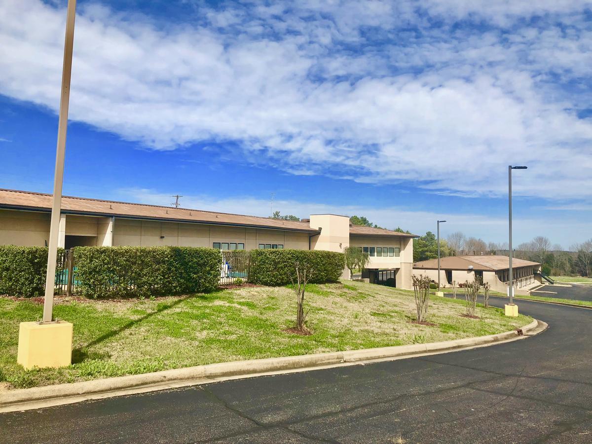 Super 8 By Wyndham-Tupelo Airport Motel Exterior photo