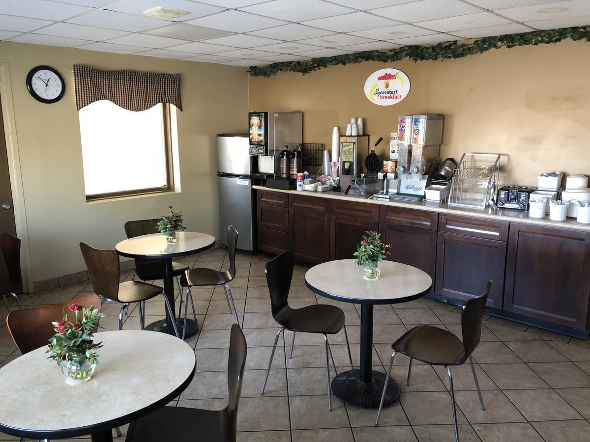 Super 8 By Wyndham-Tupelo Airport Motel Exterior photo