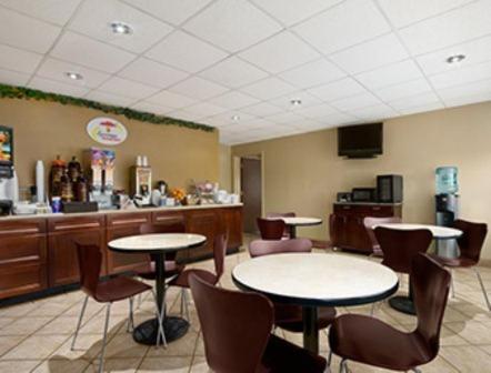 Super 8 By Wyndham-Tupelo Airport Motel Exterior photo